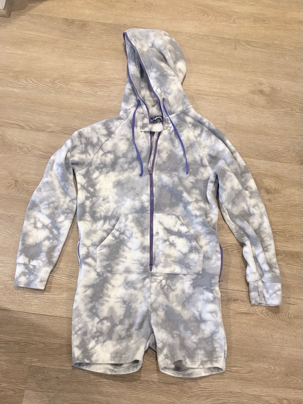 chubbies Gray & White Tie-Dye Hooded Short Romper with Purple Trim